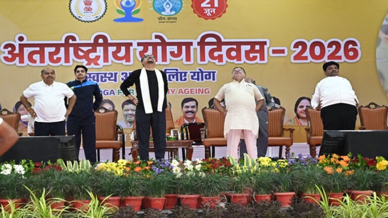 राज्यपाल रमेन डेका ने योग दिवस पर IGKV परिसर में किया योगाभ्यास, बोले- योग से स्वस्थ समाज का निर्माण संभव
