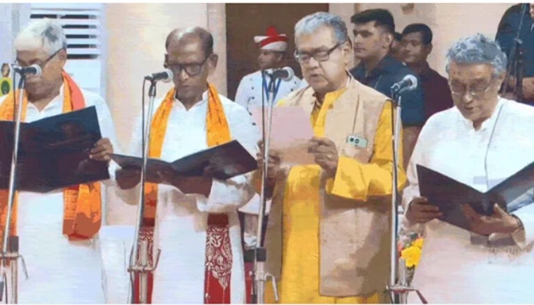 बंगाल में मंत्रिमंडल विस्तार: राज्यपाल ने स्वपनदास गुप्ता समेत कई मंत्रियों को दिलाई शपथ