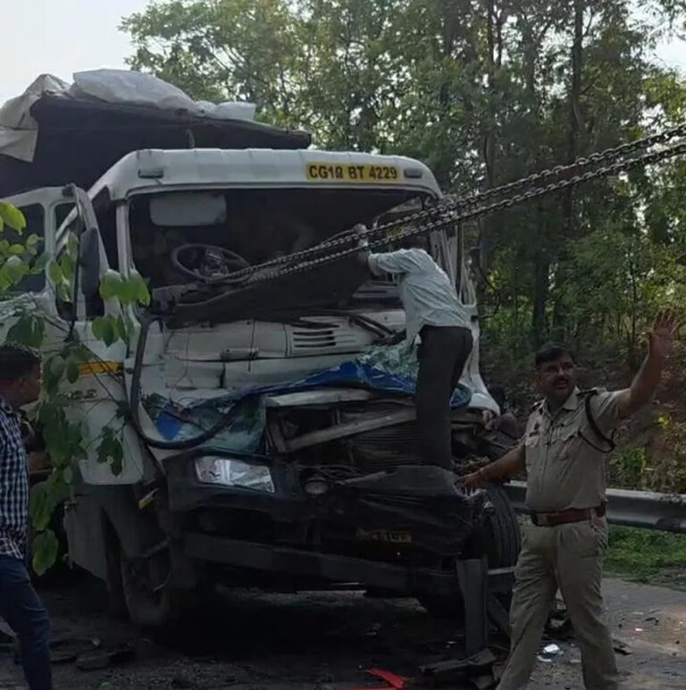 कोरबा में दो ट्रेलरों की भीषण टक्कर, एक चालक की मौत, दूसरा फरार, पुलिस मामले की जांच में जुटी