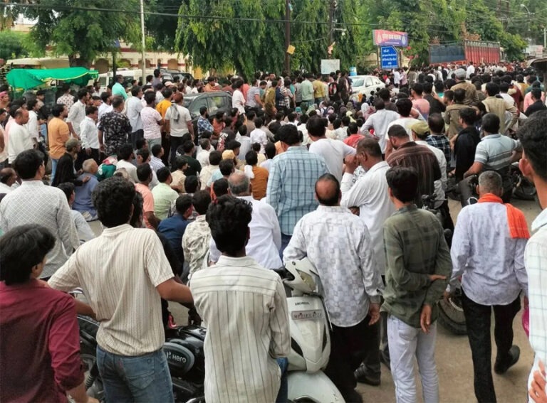 मोहर्रम जुलूस मामले की जांच में विवाद, गलत घर में पहुंची पुलिस; समाज के लोगों ने किया थाने का घेराव