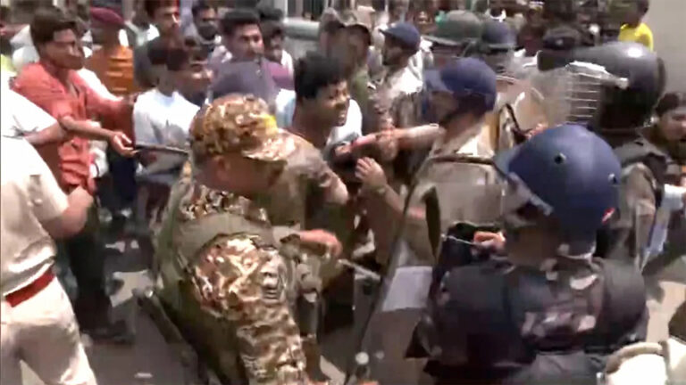 खान सर के कोचिंग इंस्टीट्यूट के बाहर फायरिंग की घटना के बाद छात्रों का प्रदर्शन, भारी सुरक्षा बल तैनात