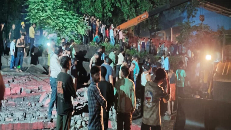 तेज आंधी-तूफान से फैक्ट्री की बाउंड्रीवॉल गिरी, मलबे में दबकर महिला की मौत, दो मजदूर घायल