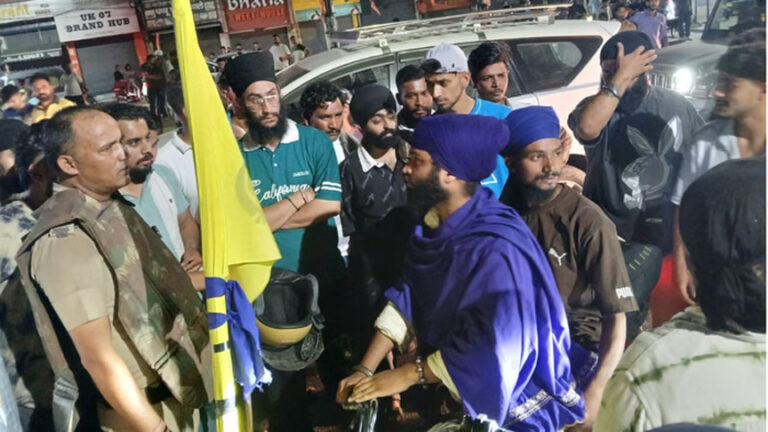 निहंगों की एंट्री से देहरादून में तनाव: सीमाओं पर निगहबानी के बीच शहर में घुसा जत्था, पुलिस-इंटेलिजेंस की चूक