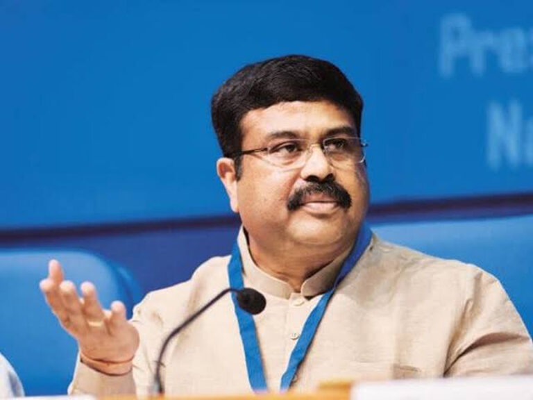 ‘डर नहीं, आत्मविश्वास के साथ परीक्षा दें’, पुनर्परीक्षा से पहले छात्रों से बोले धर्मेंद्र प्रधान