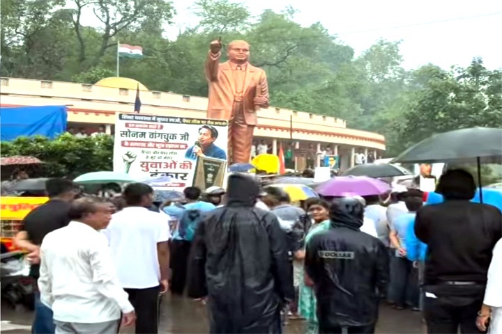 बारिश में भी नहीं थमा छात्रों का आक्रोश