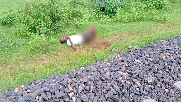 रेलवे ट्रैक पार करते समय मालगाड़ी की चपेट में आया किसान