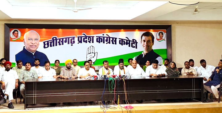 वाटर कैनन भी हम पर, आंसू गैस भी हम पर, पत्थर और डंडे से प्रहार भी हम पर और एफआईआर भी हम पर, शर्म करो सरकार – दीपक बैज