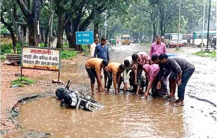 जर्जर सड़क बनी आफत: कटघोरा-पसान मार्ग पर गड्ढों में पलटे वाहन