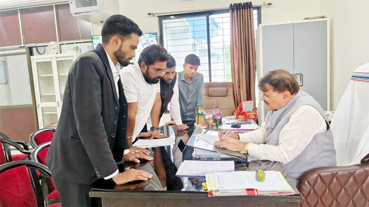 संत गहिरा गुरु विश्वविद्यालय में शुल्क वृद्धि पर युवा कांग्रेस का आंदोलन