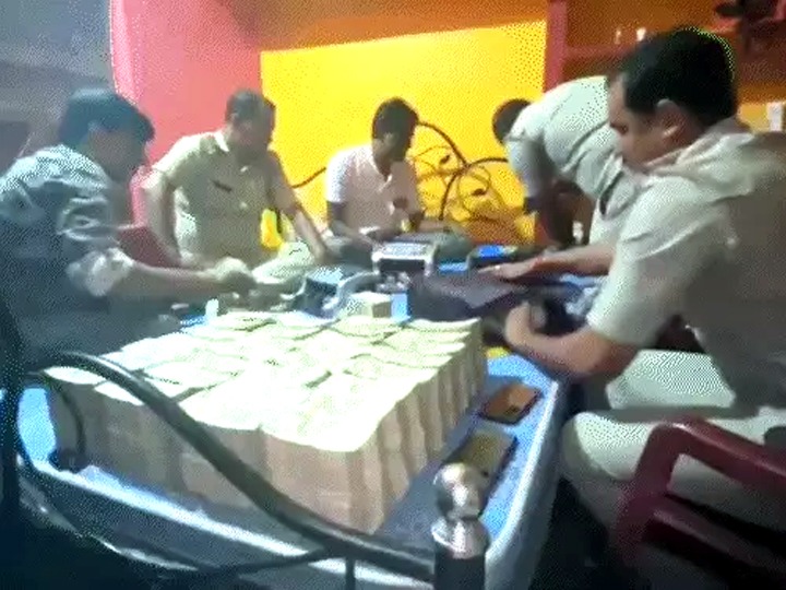 पत्थर कारोबारी के घर 28 करोड़ कैश, 15 किलोग्राम सोना मिला