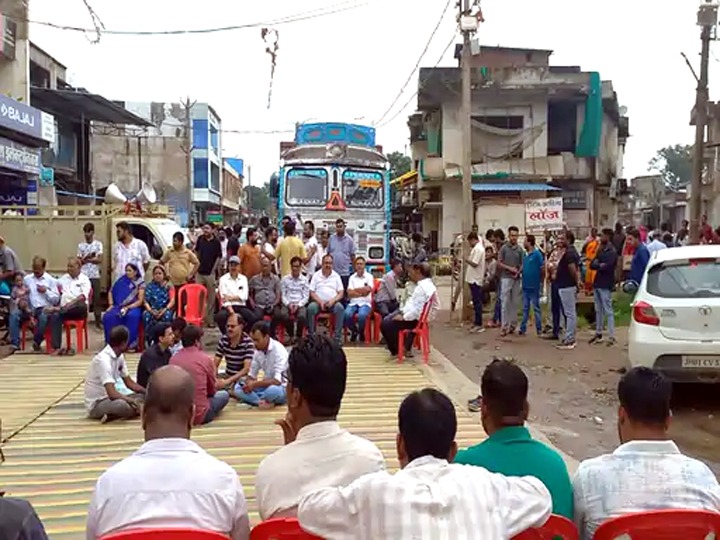 सरगुजा में व्यापारियों ने किया नेशनल हाईवे जाम,नगर बंद