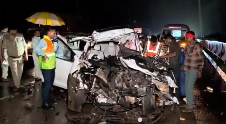 मैहर में बड़ा सड़क हादसा: ट्रक में पीछे से जा घुसी तेज रफ्तार एक्सयूवी कार, एक ही परिवार के पांच लोगों की मौत