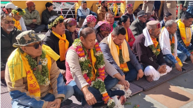 बदरीनाथ मंदिर के चढ़ावे को लेकर बढ़ा विवाद, हेराफेरी के विरोध में कांग्रेस विधायक उपवास पर बैठे
