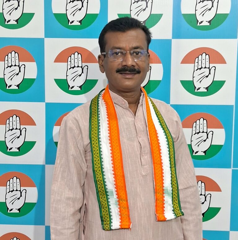 अटल की मूर्ति भी भाजपा की भ्रष्टाचार की भेंट चढ़ गई तांबा की जगह सीमेंट की निकली