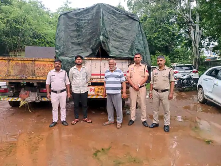 गाय-बछड़ों को ठूंसकर ले जा रहे थे, 2 गिरफ्तार