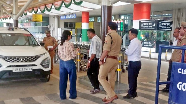 बाबतपुर एयरपोर्ट पर जांच के दौरान यात्री की बंदूक से चली गोली