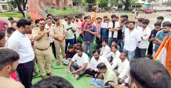 अटल प्रतिमा विवाद पर युवा कांग्रेस का अर्धनग्न प्रदर्शन, CMO और ठेकेदार पर कार्रवाई की मांग
