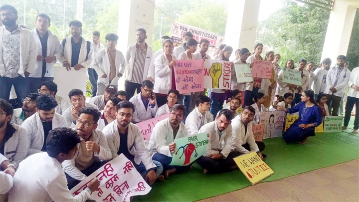 स्टाइपेंड बढ़ाने की मांग पर इंटर्न डॉक्टरों की अनिश्चितकालीन हड़ताल