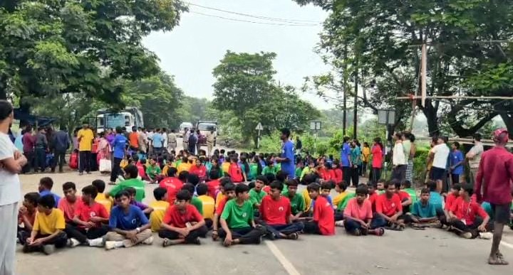 एकलव्य स्कूल के छात्रों का हल्लाबोल