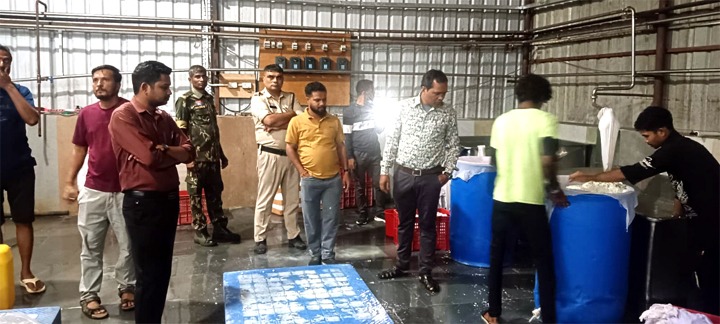 रात 12 बजे वैद्य फूड में राजस्व, खाद्य औषधि एवं पुलिस की संयुक्त टीम की दबिश, 200 किलो पनीर जब्त