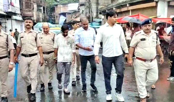 नकली पुलिस बनकर वाहन चेकिंग कर रहे दो युवक गिरफ्तार