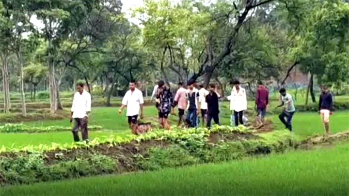 रात में परिवार संग खाना खाया, सुबह खेत में लटका मिला युवक का शव