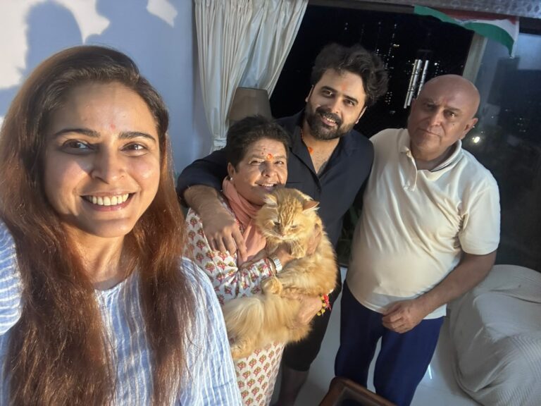 लाल साड़ी में छाईं मधुरिमा तुली, जन्मदिन के जश्न ने जोड़ी ग्लैमर में रिश्तों की गर्माहट
