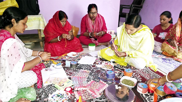 कम लागत में राखियां बनाकर आत्मनिर्भरता की राह पर बढ़ रहीं बिहान की महिलाएं