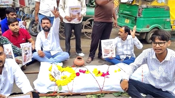 पेट्रोल, गैस और शकर के बढ़ते दामों भड़का गुस्सा