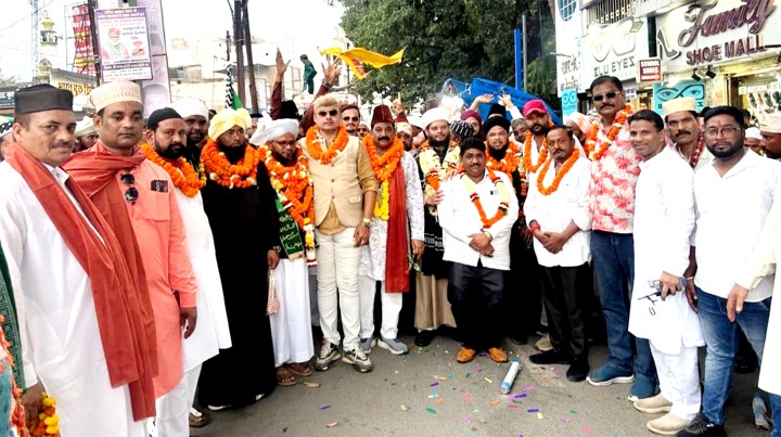 टीम त्रिलोक श्रीवास के द्वारा जश्ने ईद मिलादुन्नबी जुलूस का भव्य स्वागत