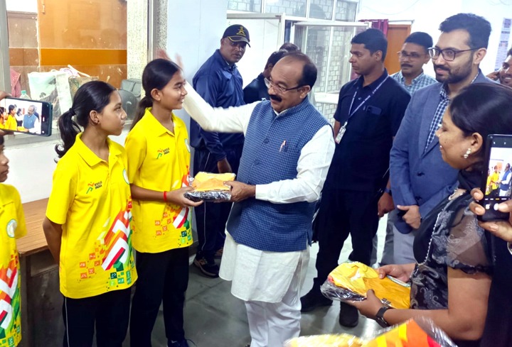 खेलों इंडिया तीरंदाजी सेंटर के खिलाड़ियों को उप मुख्यमंत्री एवं खेल मंत्री अरुण साव ने कीट वितरण कर बधाई दी
