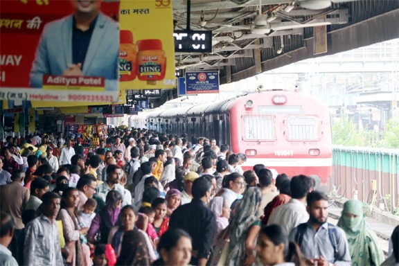 राखी पर्व के कारण ट्रेनों और बसों में यात्रियों का दबाव