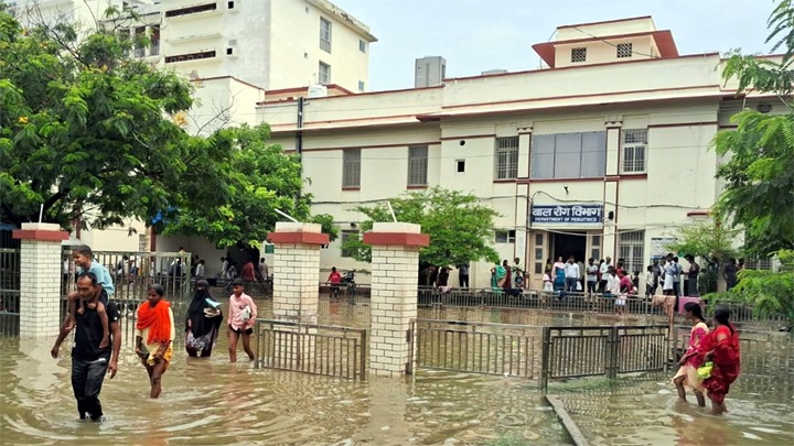 तालाब बन गया बीएचयू अस्पताल, कमर भर पानी