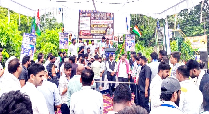आईपीएस अविनाश पांडेय के खिलाफ फूटा गुस्सा