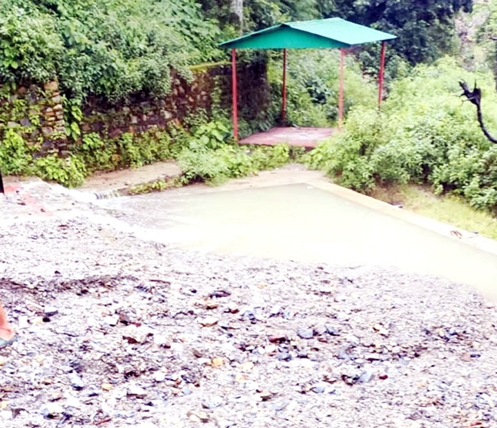 बारिश से धारकोट-बड़ेरना मार्ग पर आया मलबा
