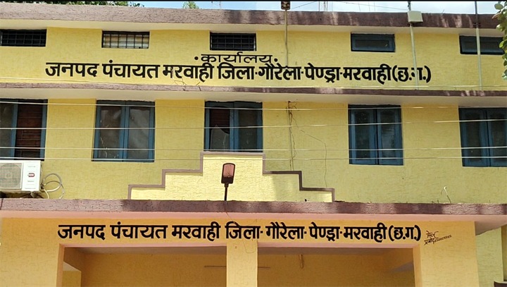 तालाब की मेड़ पर खुदाई कर बाहर ले जा रहे मुरुम