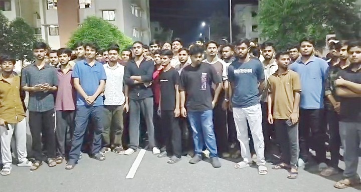 इंजीनियरिंग कॉलेज के खाने को लेकर छात्रों का हंगामा