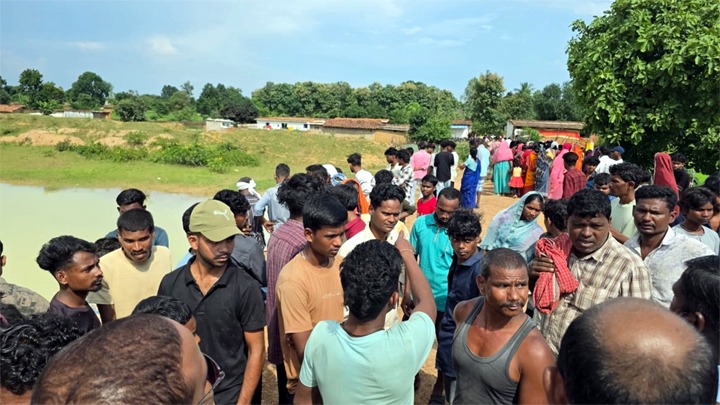 घर से साथ निकलीं तीन सहेलियां, तालाब में मिलीं तीनों की लाशें