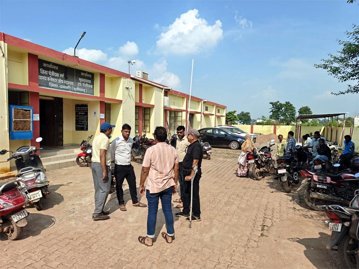 बिजली बिल जमा नहीं किया तो सरकारी दफ्तर की ही कट गई बिजली