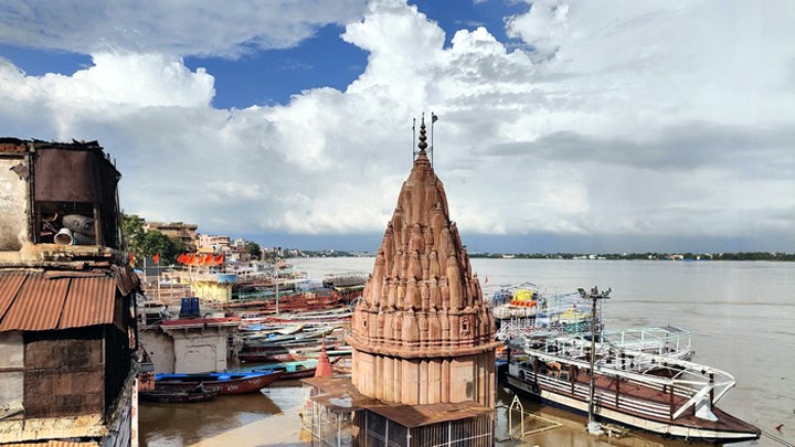 मणिकर्णिका घाट पर नाव से ले जा रहे शव, 566 परिवारों ने छोड़ा घर