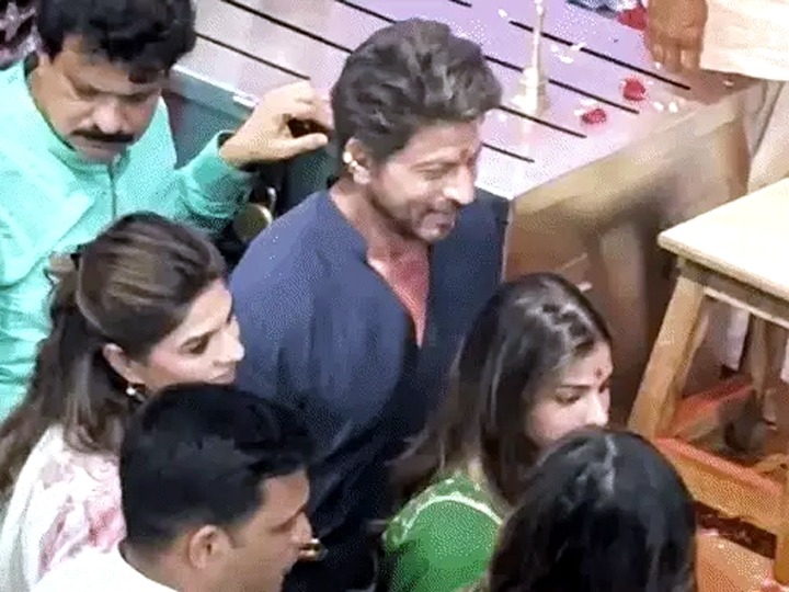 शाहरुख खान, गौरी और सुहाना के साथ लालबागचा राजा पहुंचे