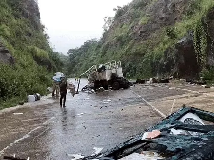 गेहूं लोड ट्रक ने पिकअप को मारी टक्कर, 6 मौतें