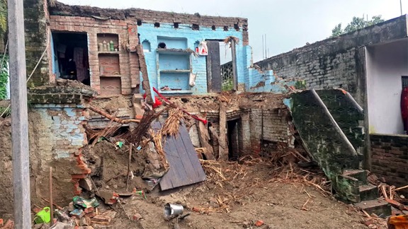 कानपुर में कच्ची छत ढहने से पिता समेत तीन बेटियों की मौत