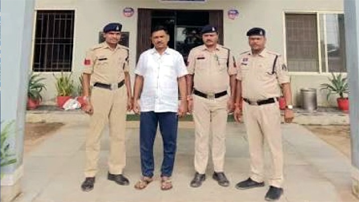 चपरासी की नौकरी का झांसा देकर 5 लाख ठगे