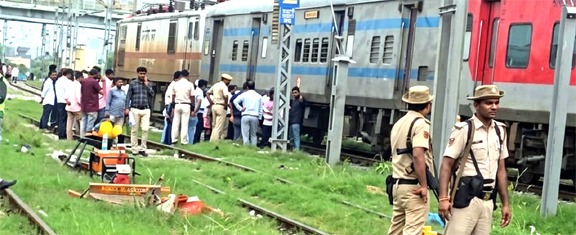 महानंदा एक्सप्रेस के इंजन समेत तीन हिस्से पटरी से उतरे; मची अफरा-तफरी