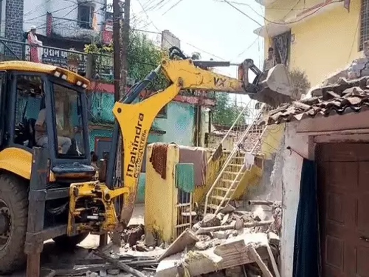 सरकारी जमीन पर बना दो मंजिला मकान बुलडोजर से ढहाया