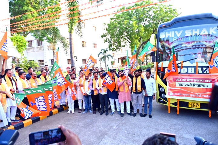 प्रधानमंत्री मोदी के 25 वर्षों के जनसेवा संकल्प के उपलक्ष्य में भाजयुमो की बाइक रैली रवाना