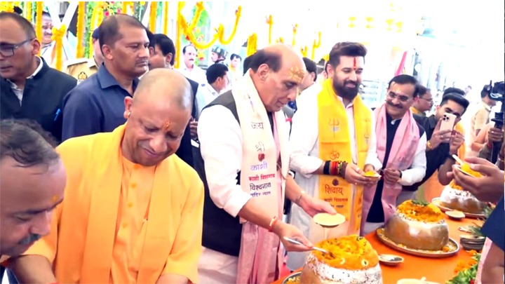 काशी विश्वनाथ धाम में विशेष पूजा: सीएम योगी, रक्षामंत्री ने काटा केक