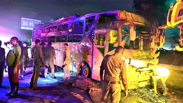 यमुना एक्सप्रेस-वे पर स्लीपर बस में लगी भीषण आग