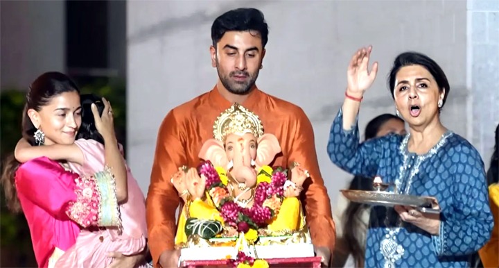 नंगे पैर रणबीर कपूर ने दी बप्पा को विदाई